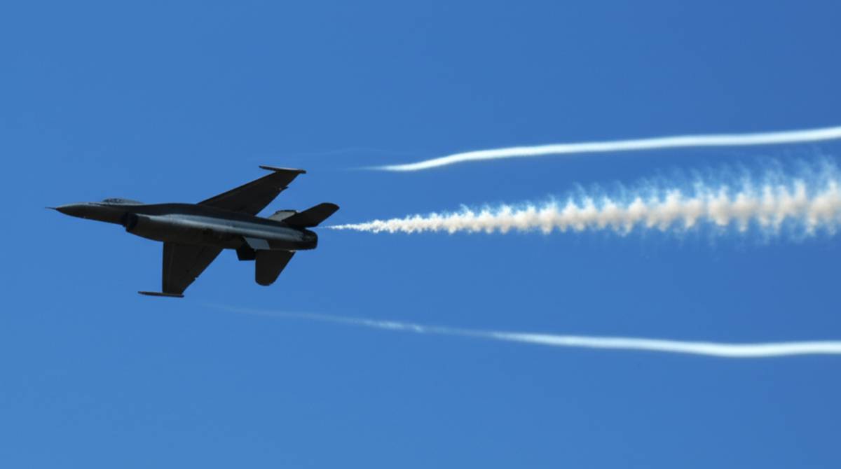 FIGHTER JET FLIGHT